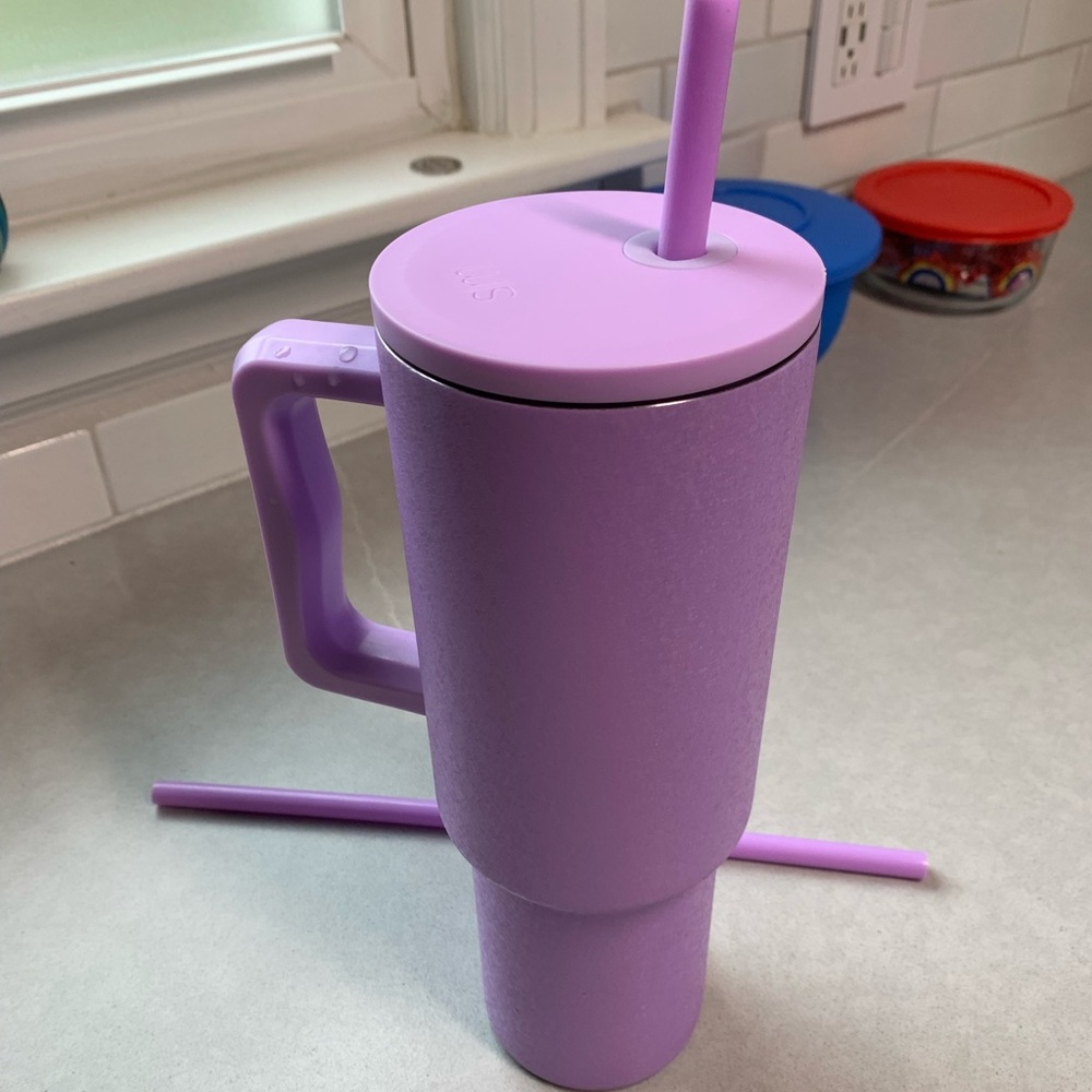 Simply modern lavender ice 40 oz. Used shows signs of use. Some scuffing.